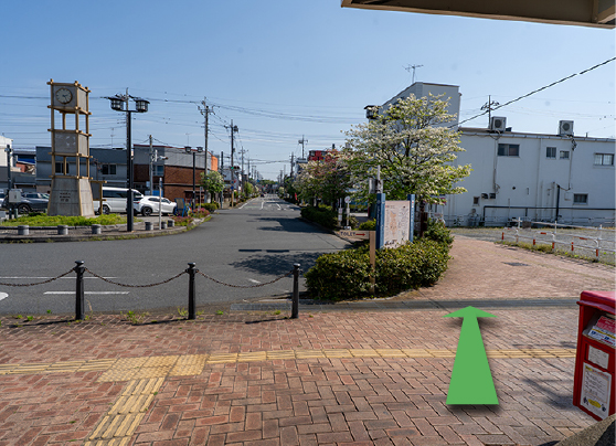 道なりにしばらく直進します。