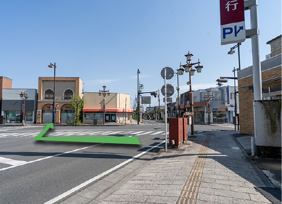 埼玉りそな銀行と武蔵野銀行のある交差点を対角線方向へ向かいます。
