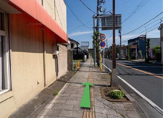交差点を渡ったらまたしばらく直進します。