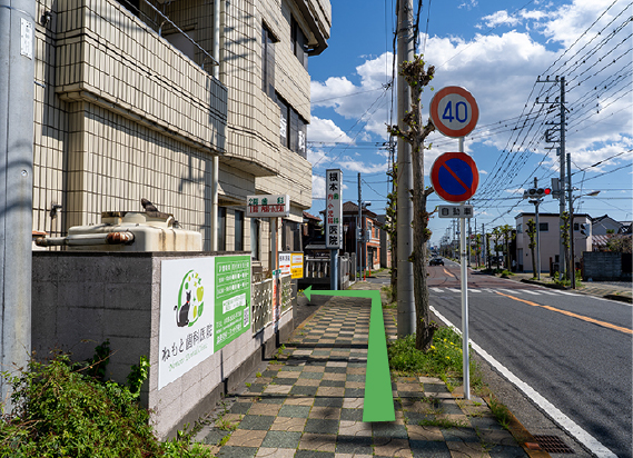 3階建ての建物と歯科医院の看板が見えたら左折します。