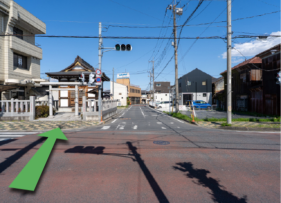 天満稲荷神社のある交差点を渡ります。